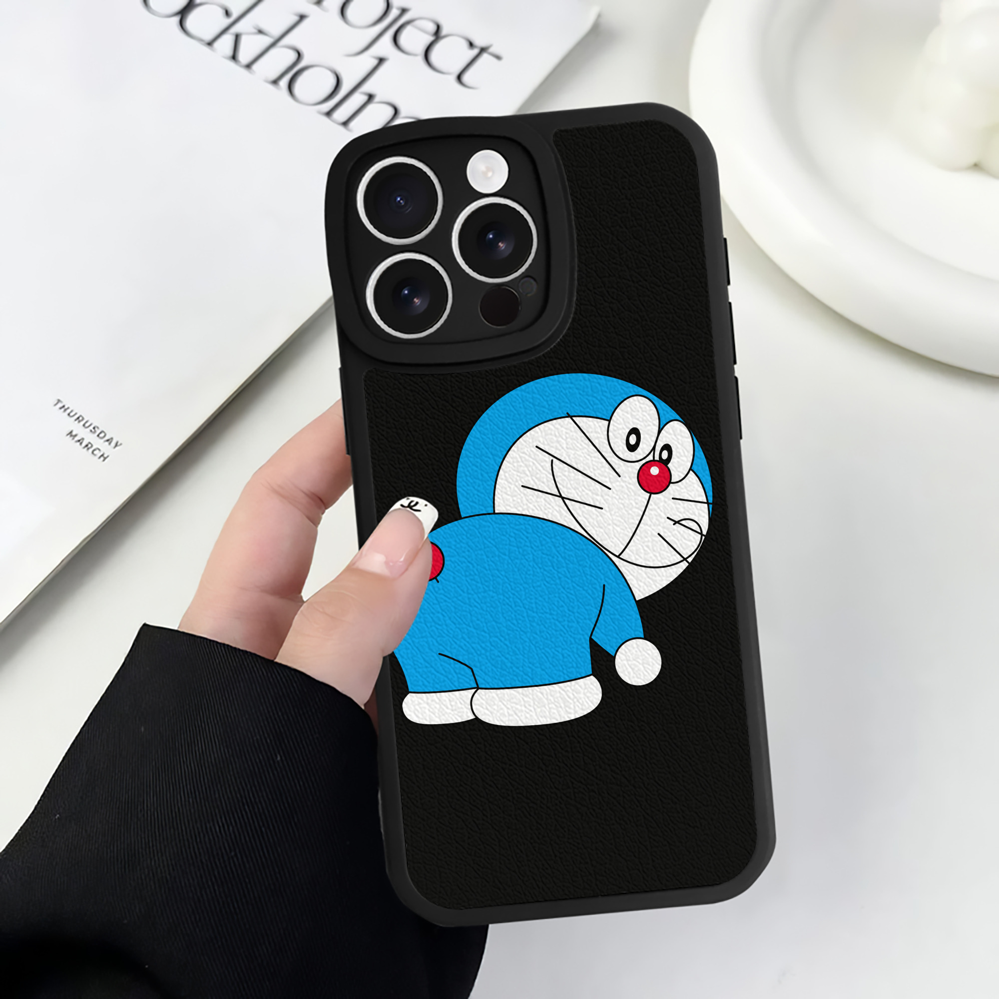 （画像用） ドラえもん Doraemon 【iPhone 16シリーズ対応】シリコンスマホケース（レザー調） 材質：シリコン